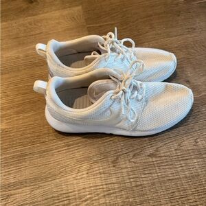NIKE Roshe in White Womens Size 7.5